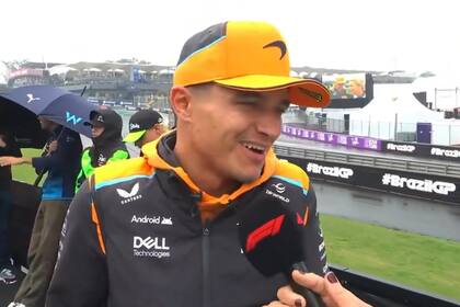Norris se ríe ante el aliento a Franco Colapinto durante el Drivers Parade en Interlagos