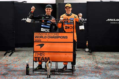 Norris y Piastri celebran la obtención del título de constructores con McLaren