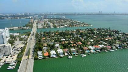 North Bay Village está a media hora en auto del Aeropuerto Internacional de Miami