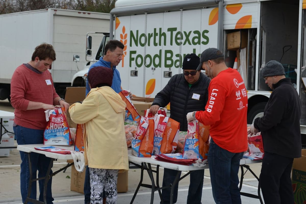 North Texas Food Bank entregando comida
