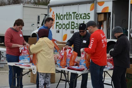North Texas Food Bank entregando comida