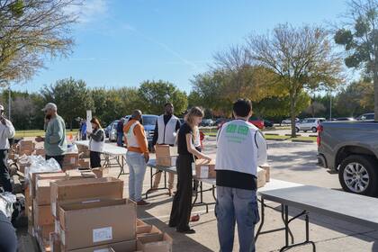 North Texas Food Bank se unió con Caridades Católicas de Dallas para dar alimentos (FB northtexasfoodbank)