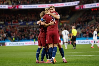 Noruega se abraza a Erling Haaland, su capitán, que falló el penal, pero anotó tres goles en el 5-0 ante Israel en las eliminatorias europeas