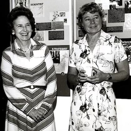 Norwood (derecha) con la esposa del científico William Pecora, Ethelwyn, en 1979, cuando recibió el Premio Pecora por su contribución notable a la comprensión de la Tierra por teledetección