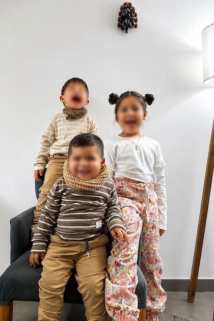 “Nos abrazamos los cuatro con una intensidad que parecía decirlo todo. Sentimos que nos habíamos estado esperando durante toda la vida”, dice Ángel sobre el momento en que conocieron a sus hijos