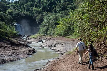 Nos adentramos en la selva misionera con este circuito que nos lleva a las vertientes mágicas de la provincia del litoral. Desde los majestuosos Saltos del Moconá a cascadas escondidas.