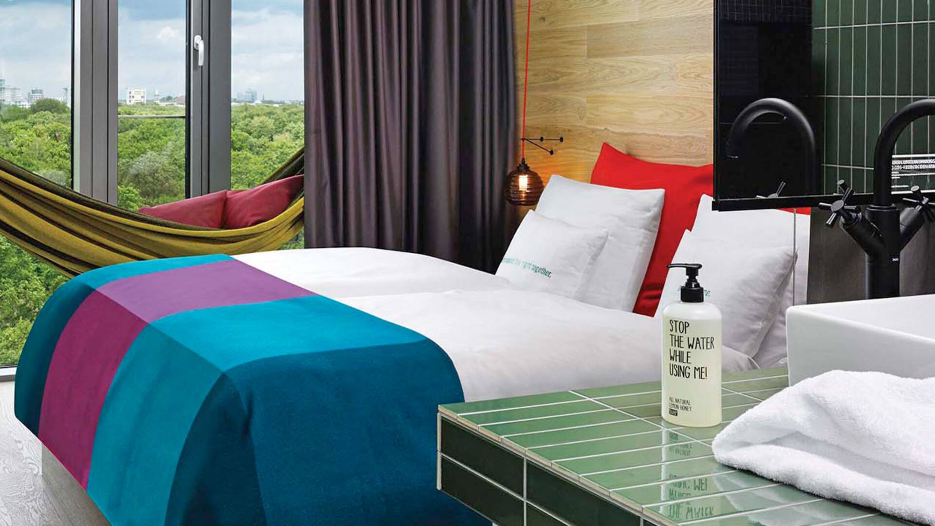 Nos despedimos del finde largo soñando en hermosos destinos donde descansar y disfrutar del arte. Los invitamos a recorrer tres hoteles de diseño que se relacionan íntimamente con las urbes en las que se encuentran.