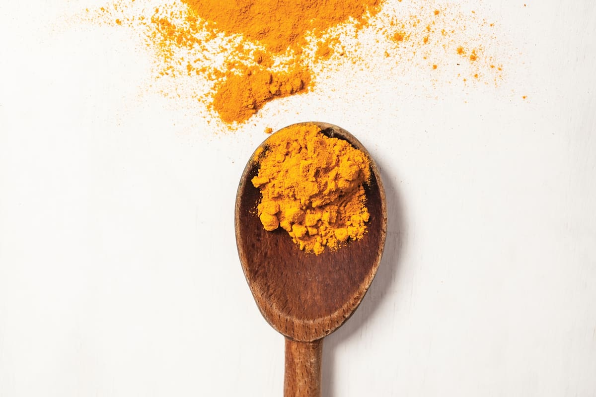 Nos enamora su color intenso, pero también sus propiedades para la salud y la cosmética. ¿Cómo usar la especia estrella del momento?