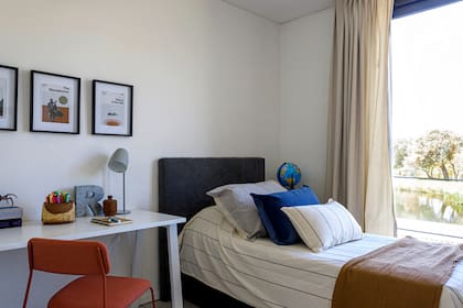 "Nos encanta trabajar en casa; a veces es desordenado, pero nos permite estar con los chicos y mostrarles que nuestras profesiones son algo lindo que se puede disfrutar en familia”, nos cuenta la Arq. Maray Apellaniz, dueña de casa y socia de Estudio Z
