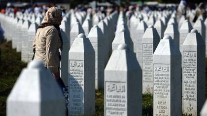 "Nos llevaron en camiones de noche a un campo abierto y nos ordenaron tirarnos al suelo. Luego comenzaron a disparar a mansalva", relató un sobreviviente de Srebrenica a la BBC.
