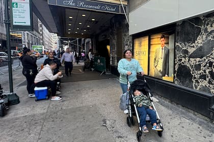 “Nos miran como delincuentes”, declaró una madre migrante en el Roosevelt Hotel, un albergue de Manhattan