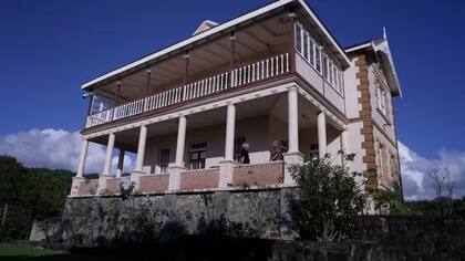 "Nos paramos en la terraza de la casa de la plantación, con vista a las laderas donde una vez creció la caña de azúcar, y donde los esclavos propiedad de mi familia trabajaban duro", contó