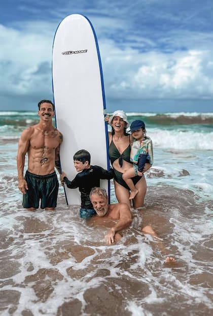 "Nos tocaba un descanso. Playa, pile, arte y familia para celebrar los 60 del abuelo. Feliz vuelta de sol, Eddie Graviotto", dijo la hija de Nicolás Repetto y le deseó un muy feliz cumpleaños a su suegro