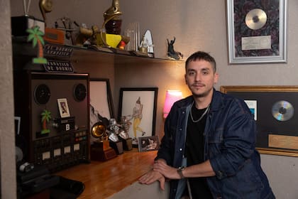“Nosotros somos mejores amigos, nos llevamos muy bien y trabajamos juntos en el estudio, pero también armamos telonería, luces, sonido para eventos, cantamos...”, dice Julián, que este año estuvo nominado a un premio Gardel.