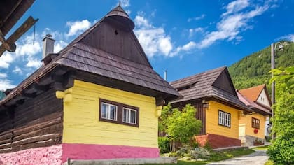Vlkolínec es una aldea medieval de postal, con 20 habitantes y 45 edificaciones