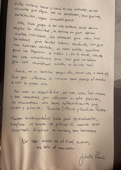 Nota manuscrita de Julieta Prandi sobre su primera novela