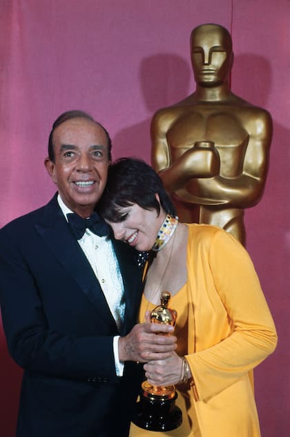 Liza celebra con su padre, Vincent Minnelli, el Oscar ganado por Cabaret
