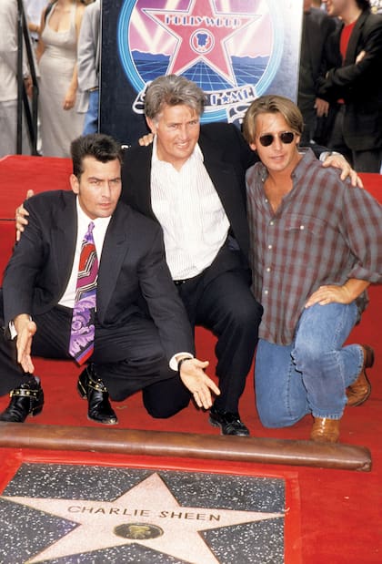 Charlie, Martin y Emilio durante la ceremonia en la que Charlie Sheen fue homenajeado con una estrella en el Paseo de la Fama de Hollywood