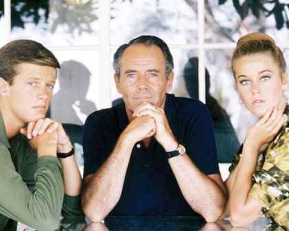 Henry Fonda posa con sus hijos Peter y Jane, circa 1963