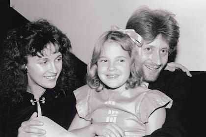Con sus padres, John Drew Barrymore y Jaid Barrymore, la pequeña Drew sonríe con picardía