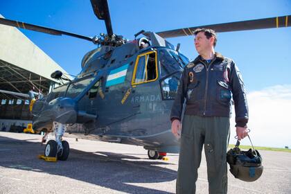 Nota Sea King. El Capitán de Corbeta Juan Antonio Prados, comandante de la Segunda Escuadrilla Aeronaval de Helicópteros, junto a un fiel Sikorsky Sea King de su unidad. (foto: gentileza Fernando Acuña).