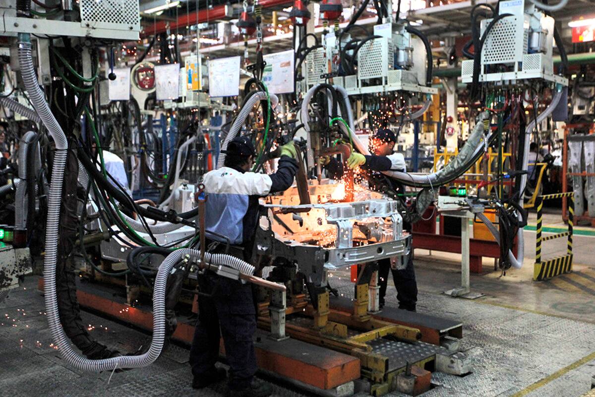 NOTA SOBRE LA SITUACION DE LA INDUSTRIA AUTOMOTRIZ
EN LA PLANTA DE AUTOS PROCESO DE PRODUCCION. SECTORES DE CHAPA Y MONTAJE.
MAXIMILIANO AMENA