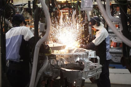 NOTA SOBRE LA SITUACION DE LA INDUSTRIA AUTOMOTRIZ EN LA PROVINCIA DE CORDOBA. fotos EN LA PLANTA FIAT AUTO DEL PROCESO DE PRODUCCION. SECTORES DE CHAPA Y MONTAJE. MAXIMILIANO AMENA