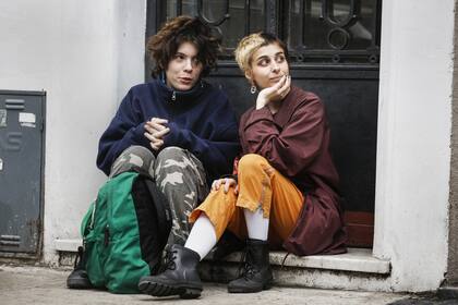 Nota sobre los ideales de los centennials, para el suple Sabado. La idea es tomar fotos de una joven activista charlando con sus compañeros en la calle cerca de su escuela. FOTO: RICARDO PRISTUPLUK