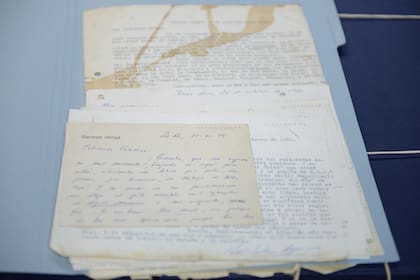 Notas, materiales inéditos, fotos, videos y cartas llegaron a la biblioteca en las 19 cajas del Archivo Fogwill