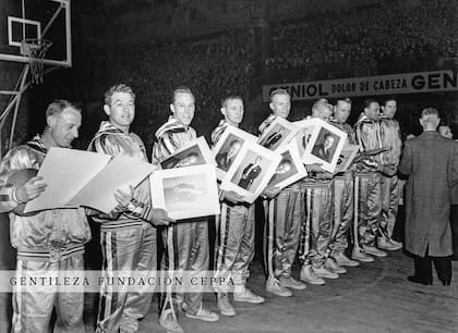 Noticias Gráficas publicó esta imagen con el epígrafe: "Los integrantes del famoso equipo de basquetbol All Stars contemplan la fotografía del primero magistrado, general Perón y su señora esposa, doña Eva Perón, que les fueron obsequiadas. Habían venido a Buenos Aires como parte de una exhibición, junto a los Globetrotters y se presentaron en el Luna Park.