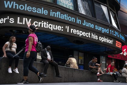 Noticias sobre la inflación de junio en Estados Unidos, en Times Square, Nueva York