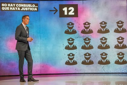 Barili frente a la pantalla gigante del estudio del noticiero