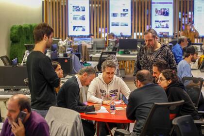Las reuniones en la redacción, un espacio donde se empiezan a definir los temas del noticiero