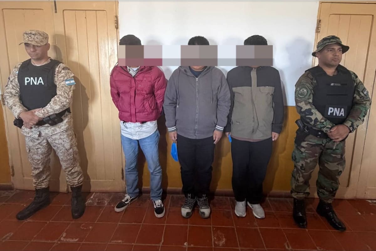 Notó algo extraño cuando fue contratado como remisero de tres ciudadanos chinos y dio aviso a la Prefectura.