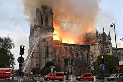 La catedral ardió durante horas antes de que los bomberos pudieran controlar las llamas.