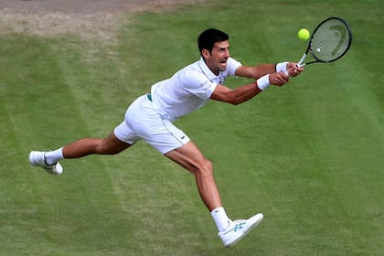 Novak Djokovic, flamante campeón de Roland Garros, intentará llegar a los 20 títulos de Grand Slam en Wimbledon, que comenzará el 28 del actual; antes, se preparará en el ATP de Mallorca, cuyo director es Toni Nadal.