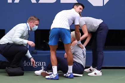 Djokovic ya le dio el pelotazo a la jueza de línea, que cayó al suelo y debió ser atendida por un médico