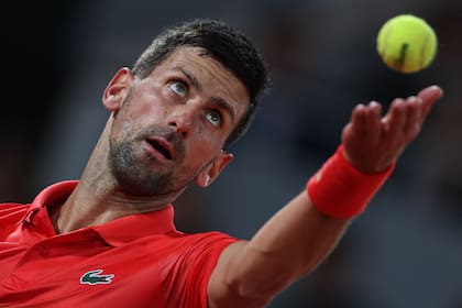Novak Djokovic, al servicio; el número 1 del mundo dejó clara su posición sobre la polémica que se desató entre Wimbledon y los tenistas de Rusia y Bielorrusia
