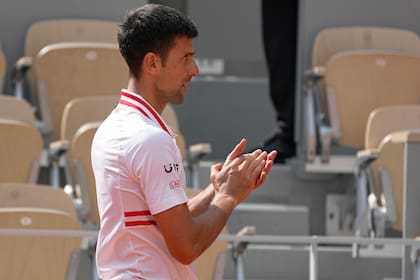 Novak Djokovic aplaude a Lorenzo Musetti tras una durísima batalla en Roland Garros