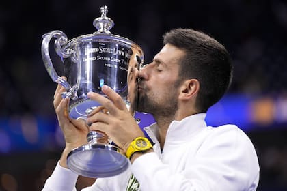 Novak Djokovic besa el trofeo del US Open, que ganó por cuarta vez