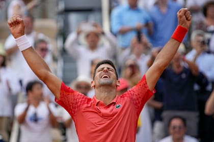 Novak Djokovic celebra la victoria ante Casper Ruud en Roland Garros, el título 23 en Grand Slam del serbio