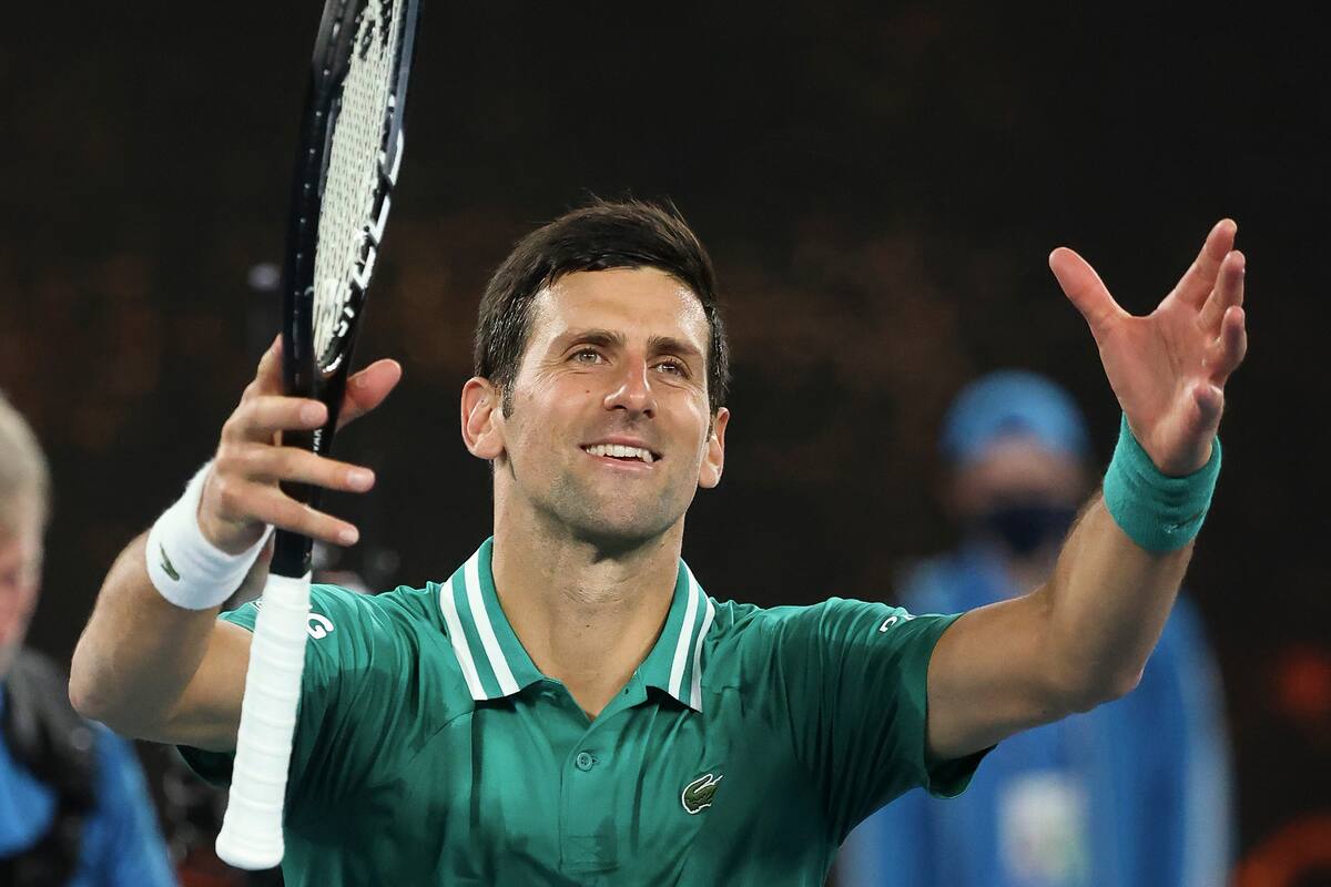 Novak Djokovic celebra tras derrotar a Jeremy Chardy durante la primera ronda del Abierto de Australia, el lunes 8 de febrero de 2021, en Melbourne.