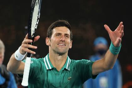 Novak Djokovic celebra tras derrotar a Jeremy Chardy durante la primera ronda del Abierto de Australia, el lunes 8 de febrero de 2021, en Melbourne.
