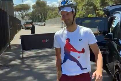 Novak Djokovic con casco de ciclista