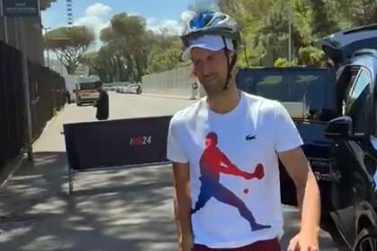 Novak Djokovic con casco de ciclista