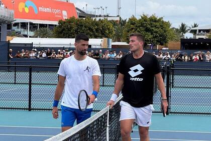 Novak Djokovic con el argentino Federico Gómez, en Miami; el serbio fue una de las figuras del tour que se acercó a ayudarlo