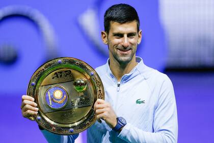 Novak Djokovic con el trofeo del ATP 500 de Astana