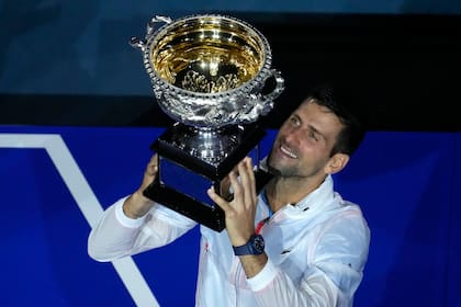 Novak Djokovic, con el trofeo Norman Brookes: el serbio venció al griego Stefanos Tsitsipas y conquistó por décima vez el Australian Open; con 22 trofeos de Grand Slam, además, igualó el récord de Rafa Nadal