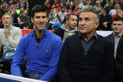 El serbio y N° 1 del mundo del tenis, Novak Djokovic, junto con su padre, Srdjan, que volvió a hacer declaraciones fuertes y polémicas.