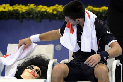 Novak Djokovic con una máscara, durante una jornada de Halloween; el gran bromista del circuito se encuentra ante una encrucijada por su posición respecto de las vacunas del Covid-19